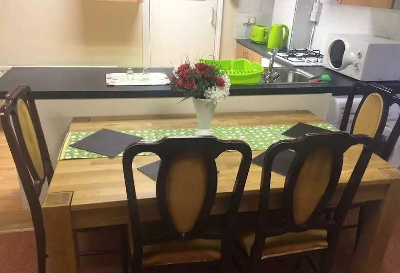 پانسیون Adelaide House