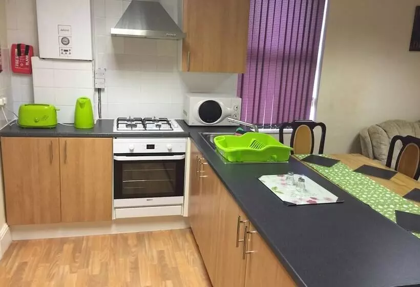 پانسیون Adelaide House