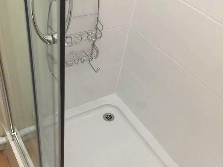 پانسیون Adelaide House