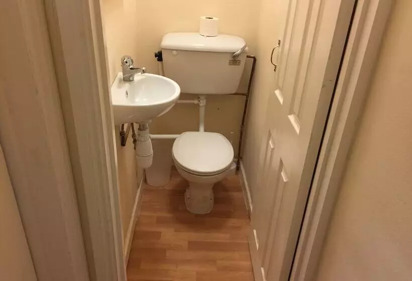 پانسیون Adelaide House