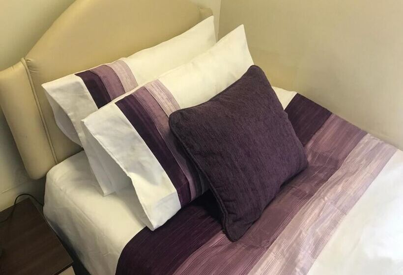 بنسيون Adelaide House