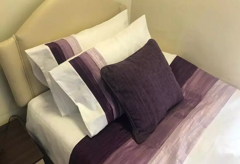 پانسیون Adelaide House