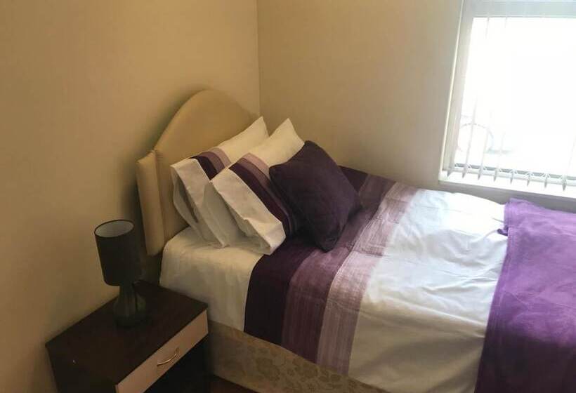 بنسيون Adelaide House