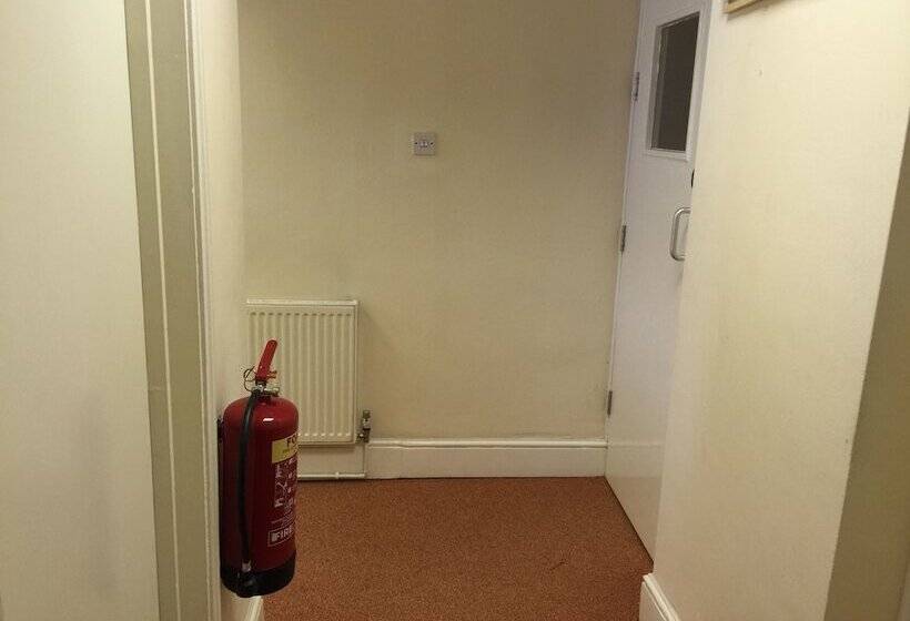 بنسيون Adelaide House