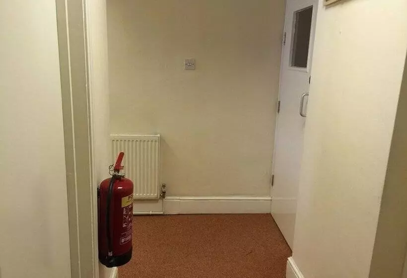 پانسیون Adelaide House