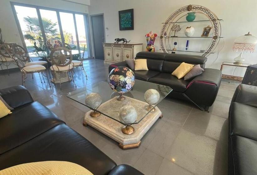 פנסיון Domaine Georges V