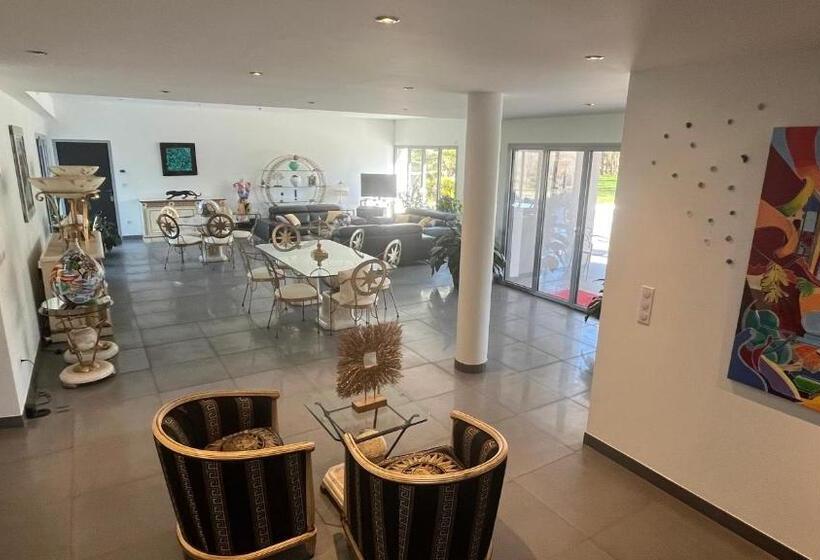 פנסיון Domaine Georges V