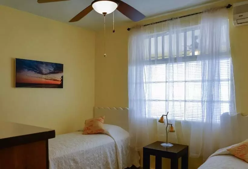 هتل Lemontree Oceanfront Cottages