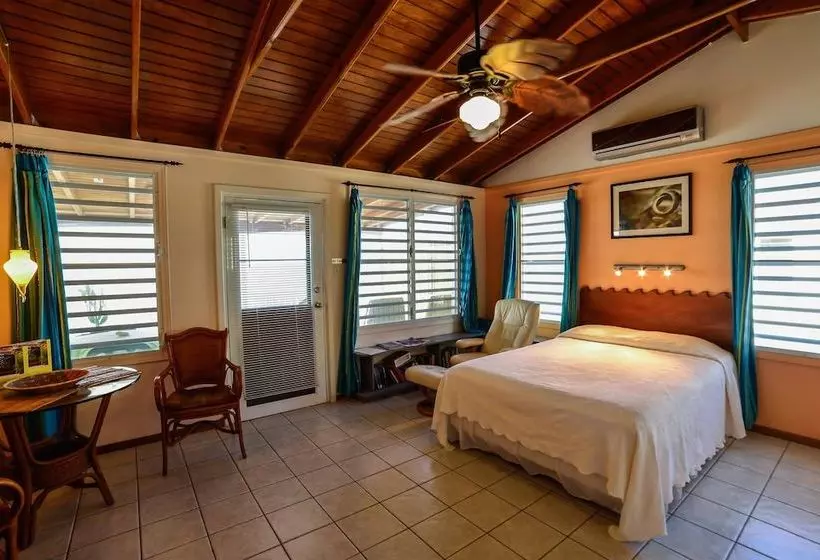 هتل Lemontree Oceanfront Cottages