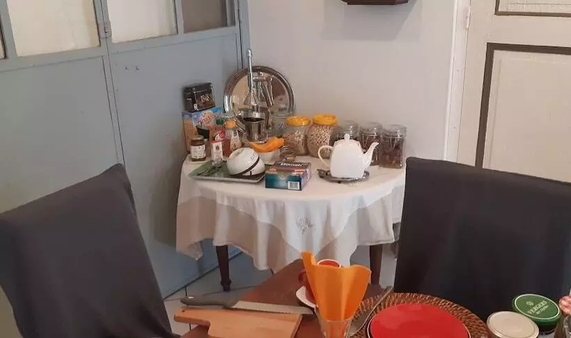 تختخواب و صبحانه Chez Charitha