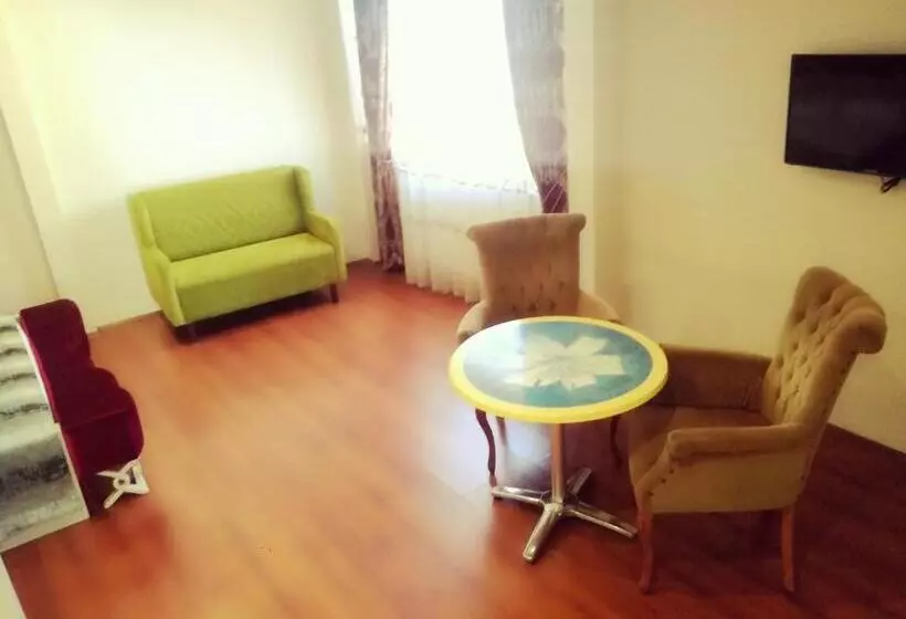 By Historial Hotel Due