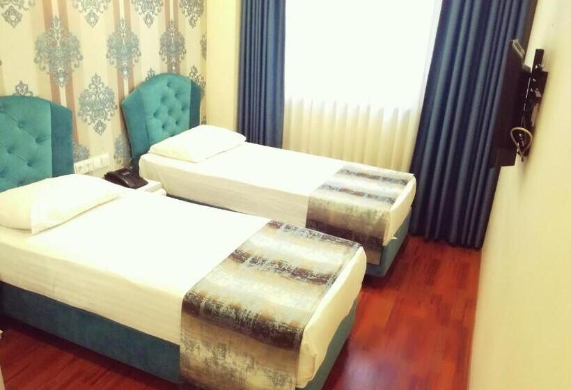 By Historial Hotel Due