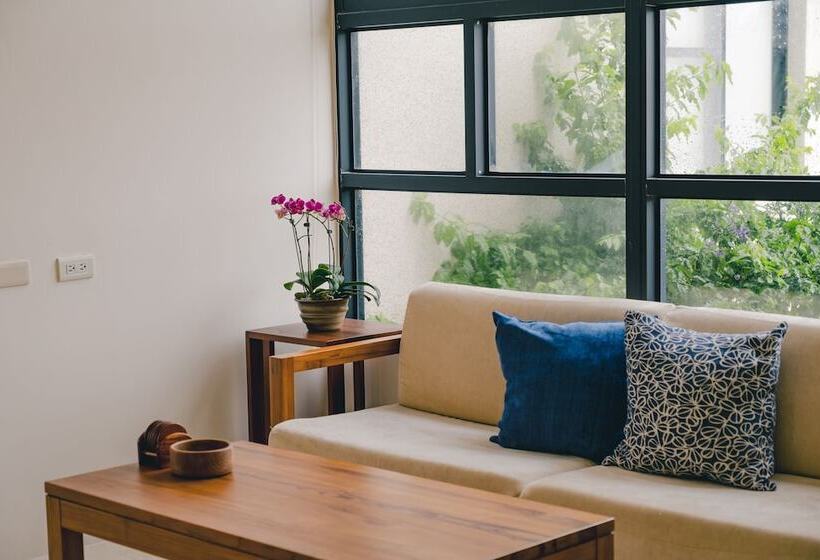 تختخواب و صبحانه Destination Inn