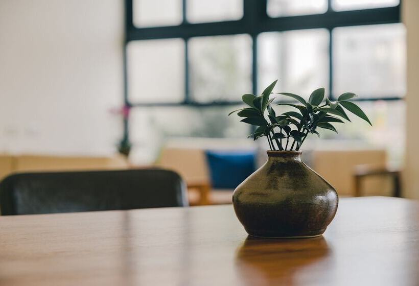 تختخواب و صبحانه Destination Inn