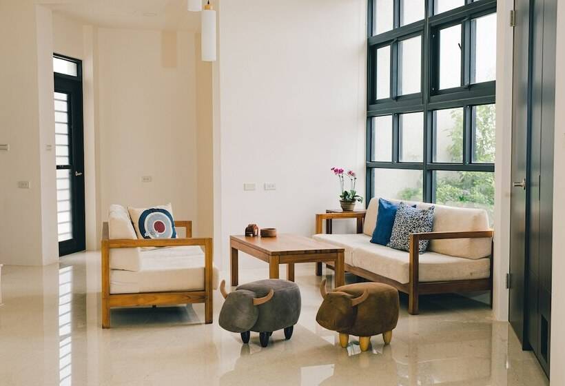 تختخواب و صبحانه Destination Inn