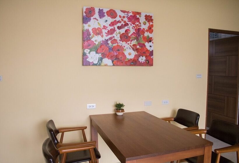 تختخواب و صبحانه Destination Inn