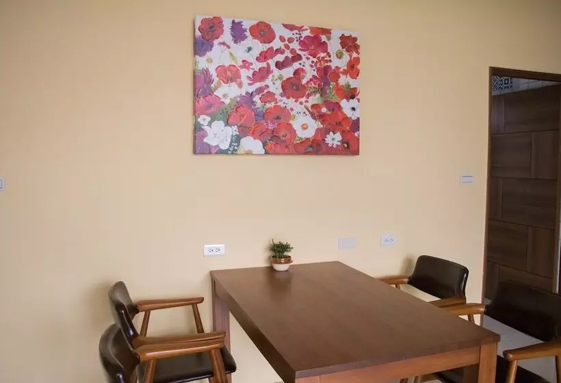 تختخواب و صبحانه Destination Inn