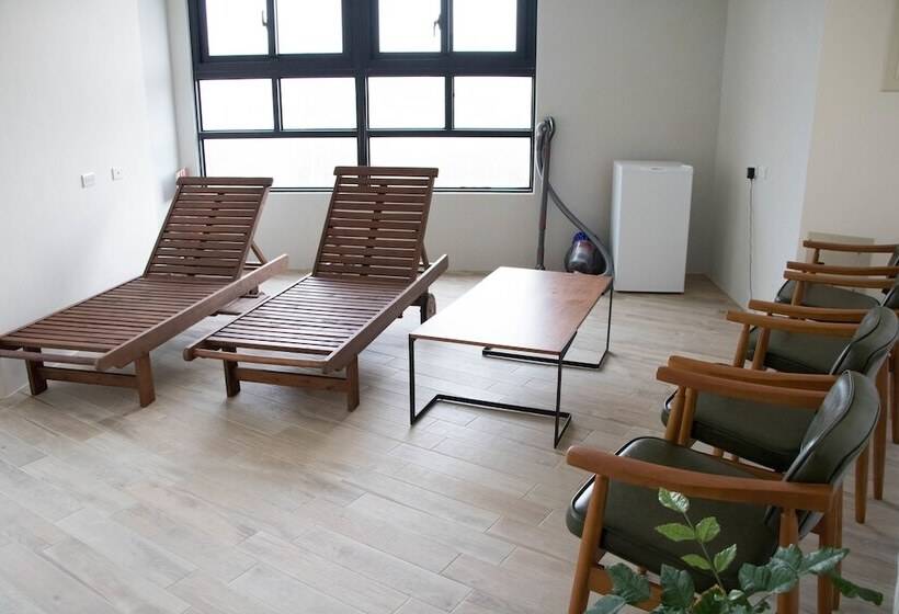 تختخواب و صبحانه Destination Inn