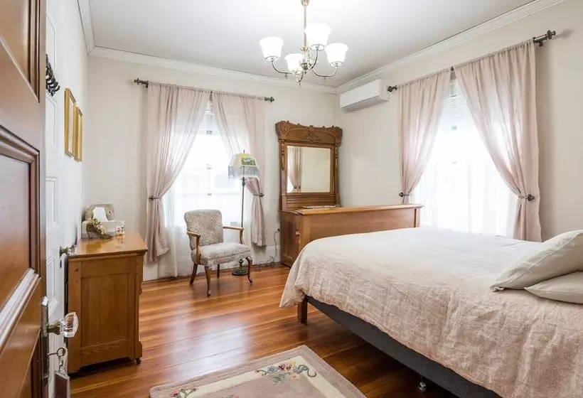 تختخواب و صبحانه Perkins Inn