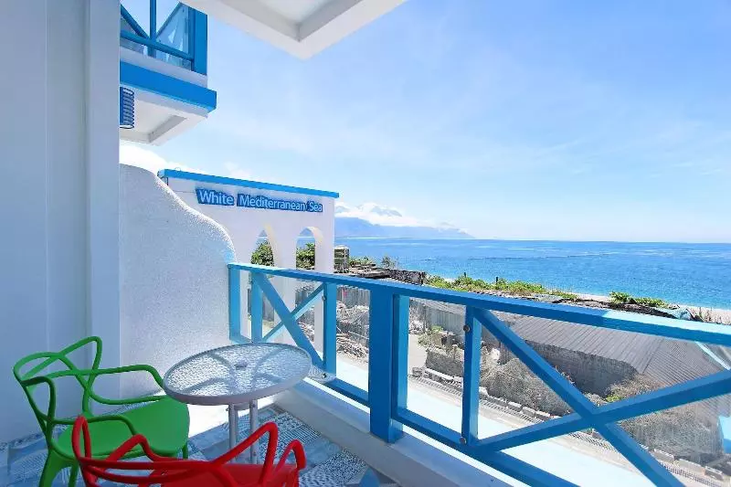 تختخواب و صبحانه White Mediterranean