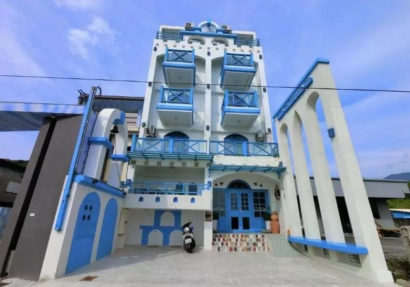 تختخواب و صبحانه White Mediterranean