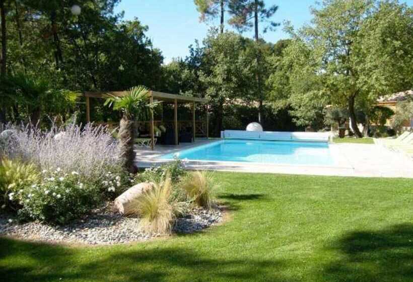 Отель Les Sables D Ocre & Spa