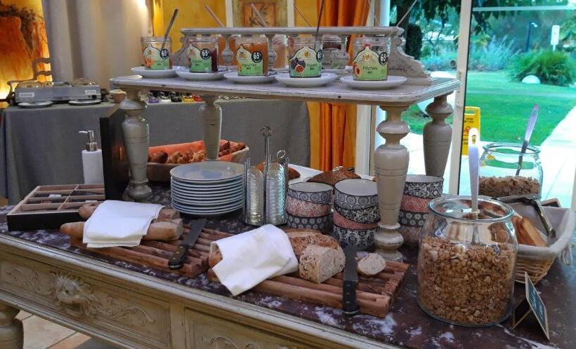 Отель Les Sables D Ocre & Spa