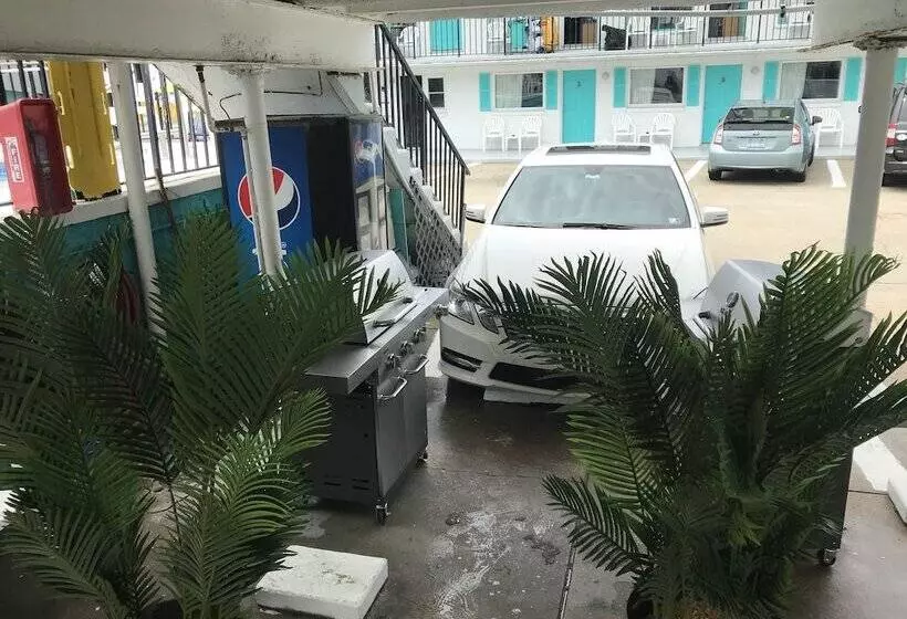 Surfcomber Motel