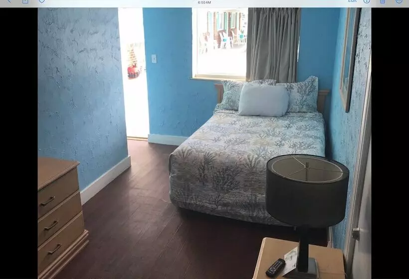 Surfcomber Motel