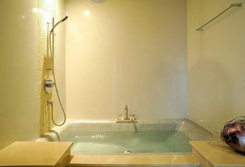 Beachfront Phuket Seaview Suites