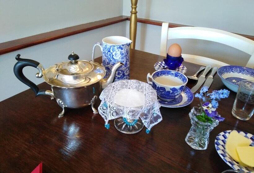 Holly House Bed & Breakfast