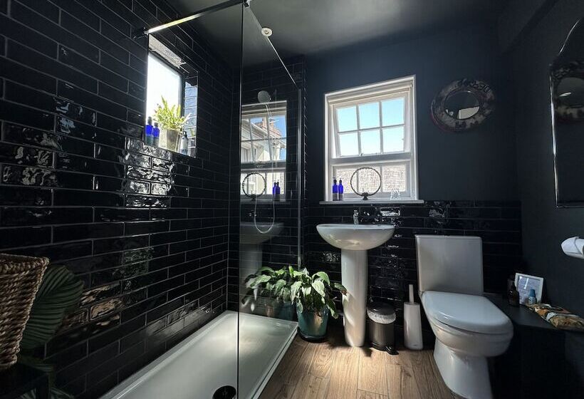 민박 One Drake Road, Tavistock, Devon