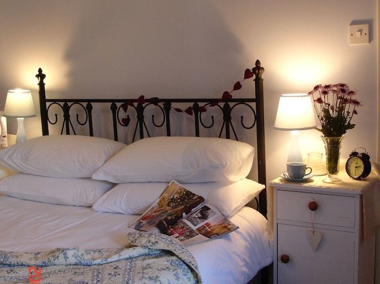 مبيت وإفطار Basset Cottage