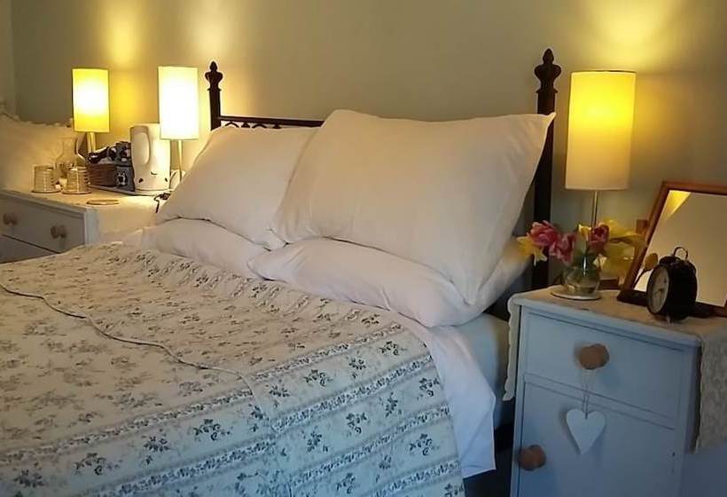 مبيت وإفطار Basset Cottage