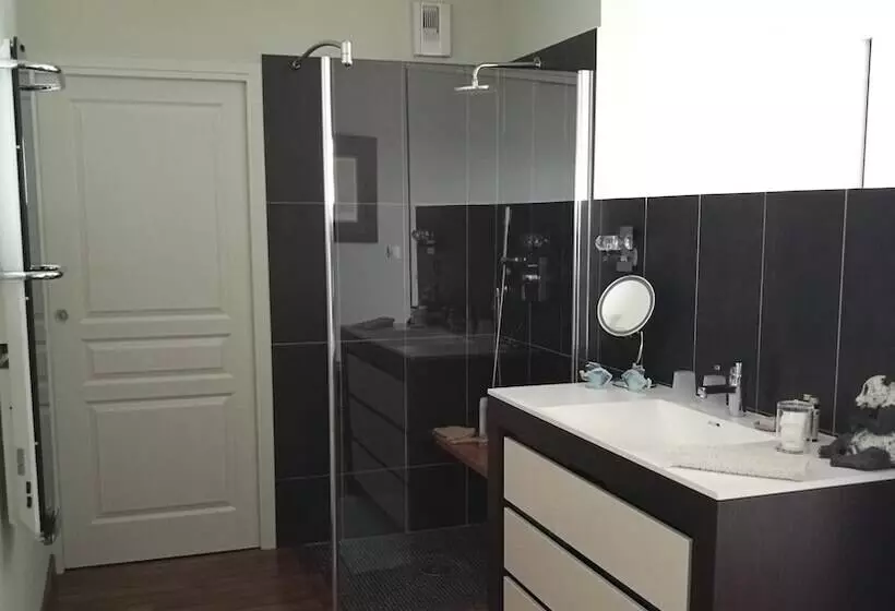 تختخواب و صبحانه Chambre D Hotes La Cigalière