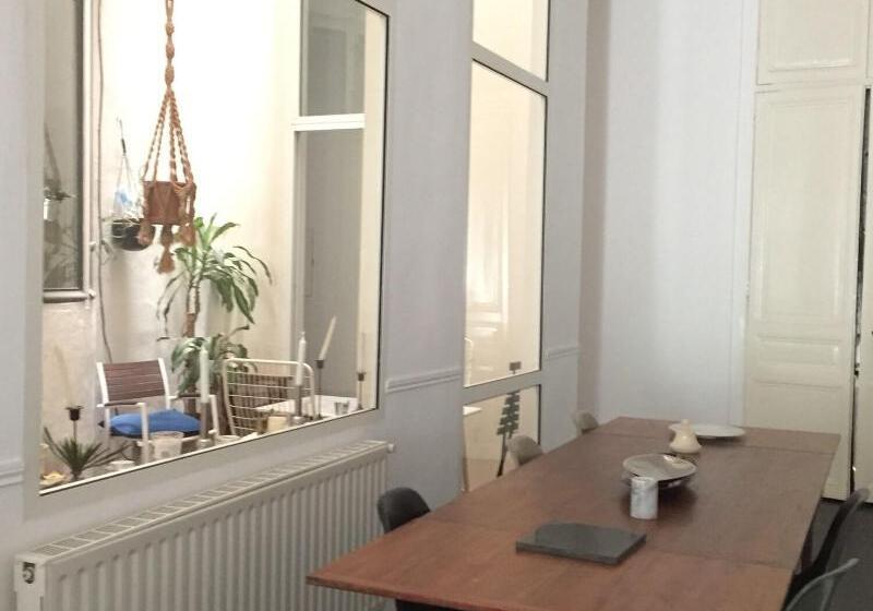 تختخواب و صبحانه Liberté