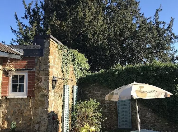 تختخواب و صبحانه The George Inn