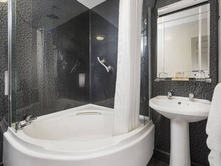 Rags Hotel Bar & Restaurant