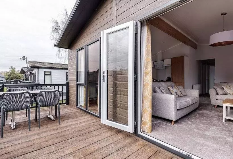 Hotelli Roydon Marina Village