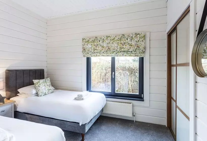 Hotelli Roydon Marina Village