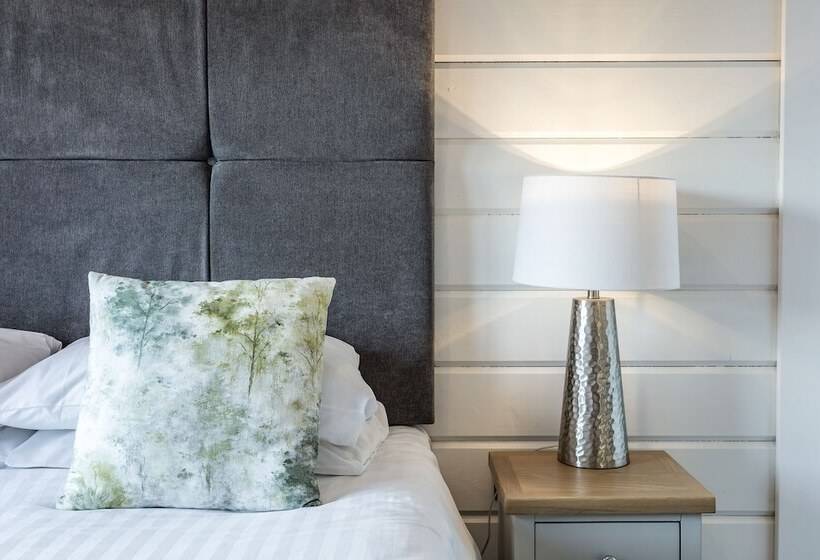 בית מלון כפרי Roydon Marina Village