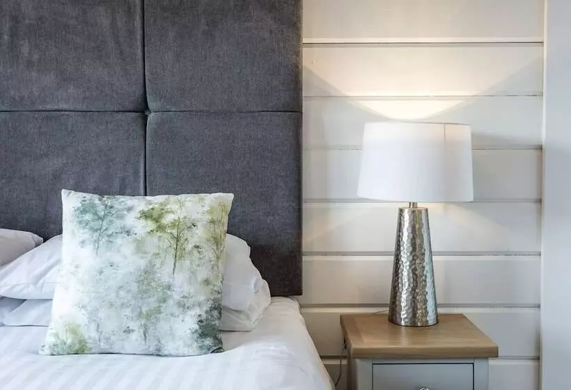 Hotelli Roydon Marina Village