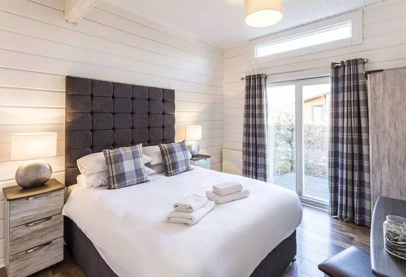 Hotelli Roydon Marina Village