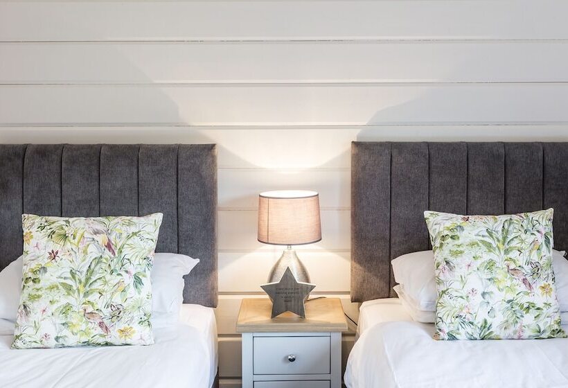 בית מלון כפרי Roydon Marina Village