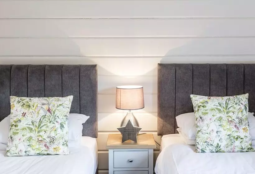 Hotelli Roydon Marina Village