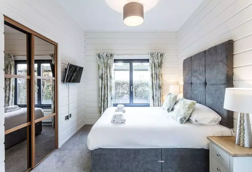 Hotelli Roydon Marina Village