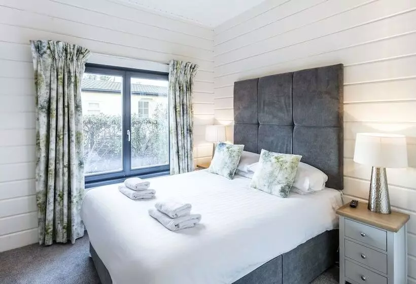 Hotelli Roydon Marina Village