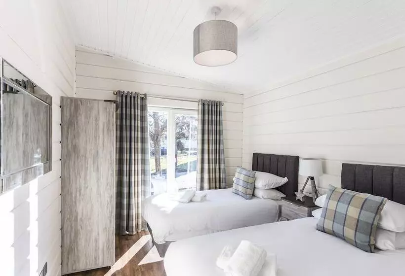 Hotelli Roydon Marina Village