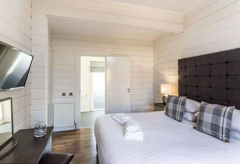 Hotelli Roydon Marina Village