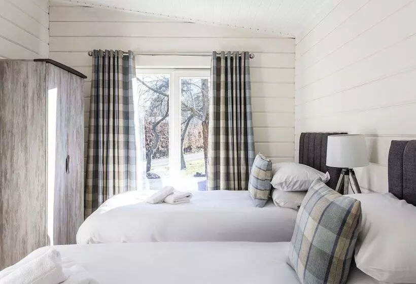 Hotelli Roydon Marina Village